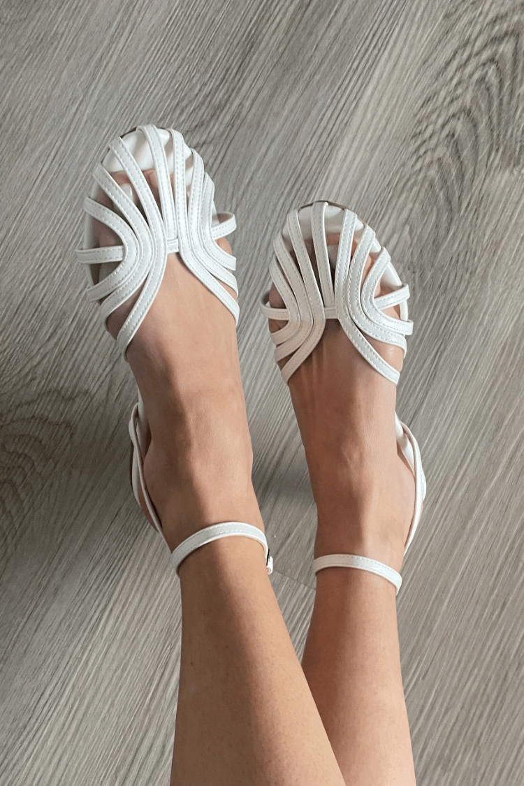 SOLE | Eleganti sandali piatti intrecciati per un look sofisticato