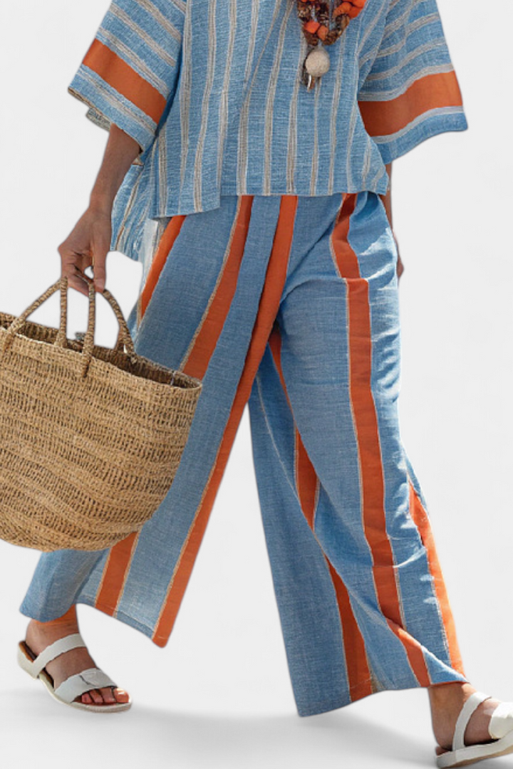 Completo Mediterraneo in Lino di Bambù con Righe Contrastanti in Terracotta per uno Stile Elegante