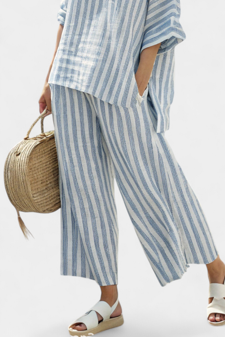 Elegante Set Mediterraneo in Lino con Strisce Bluastre e Dettagli Freschi