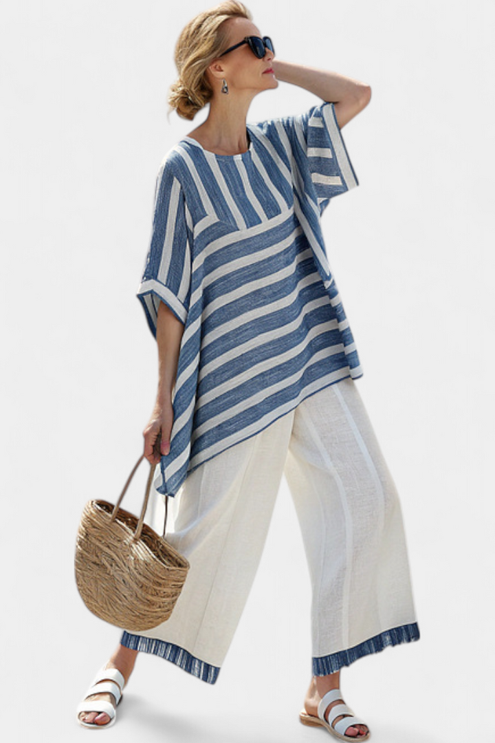 Ornella – top blu sofisticato a righe e pantaloni con dettagli al fondo