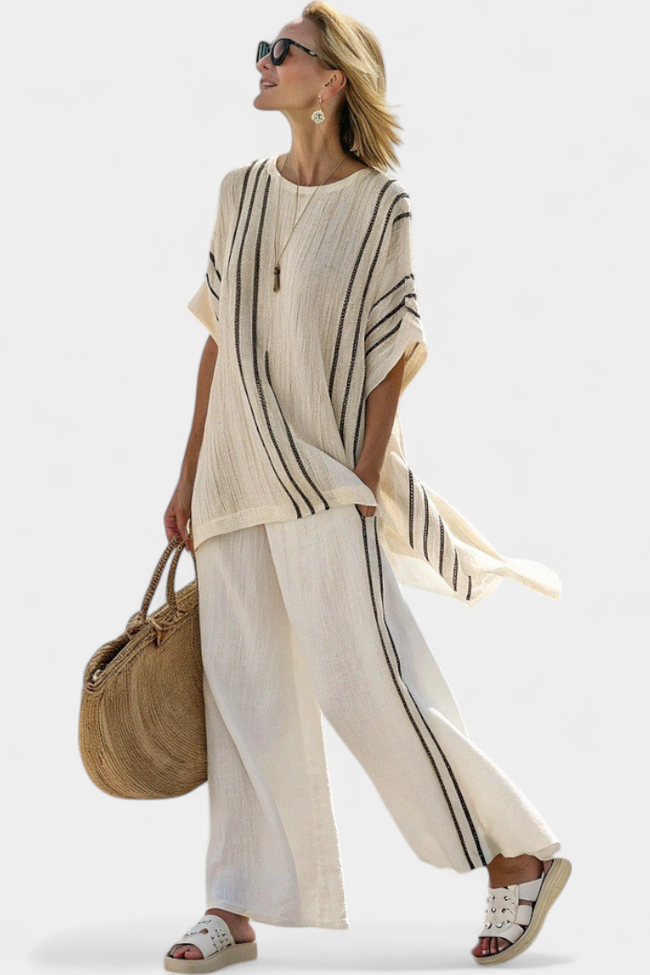 Elegante Set in Lino di Colore Avorio con Righe Nere e Taglio Oversize per un look comodo e sofisticato