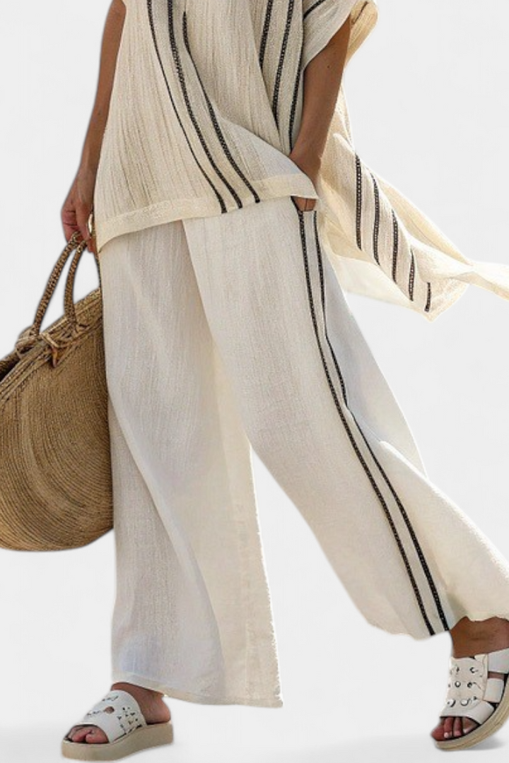 Elegante Set in Lino di Colore Avorio con Righe Nere e Taglio Oversize per un look comodo e sofisticato