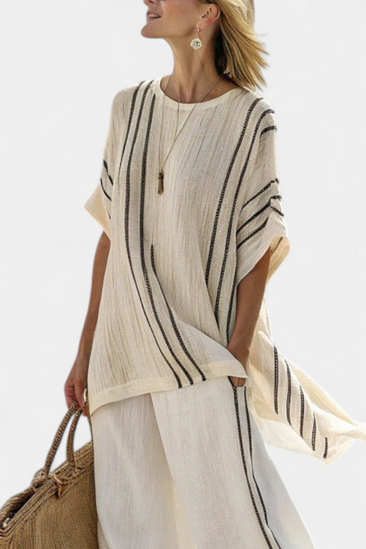 Elegante Set in Lino di Colore Avorio con Righe Nere e Taglio Oversize per un look comodo e sofisticato