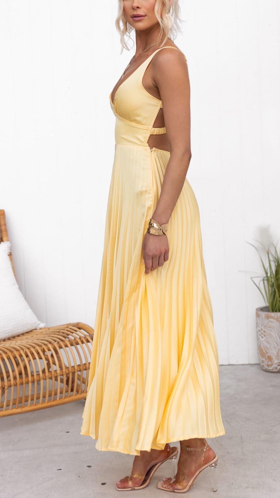 Aby™ | Abito Maxi Giallo Plissettato con Scollatura a V