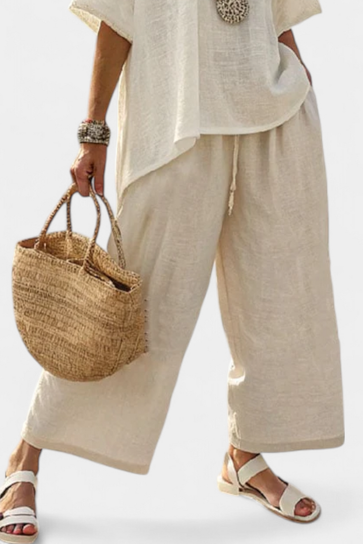 Completo Minimalista Daisy in tonalità cruda con blusa oversize e pantaloni larghi per uno stile semplice ed elegante