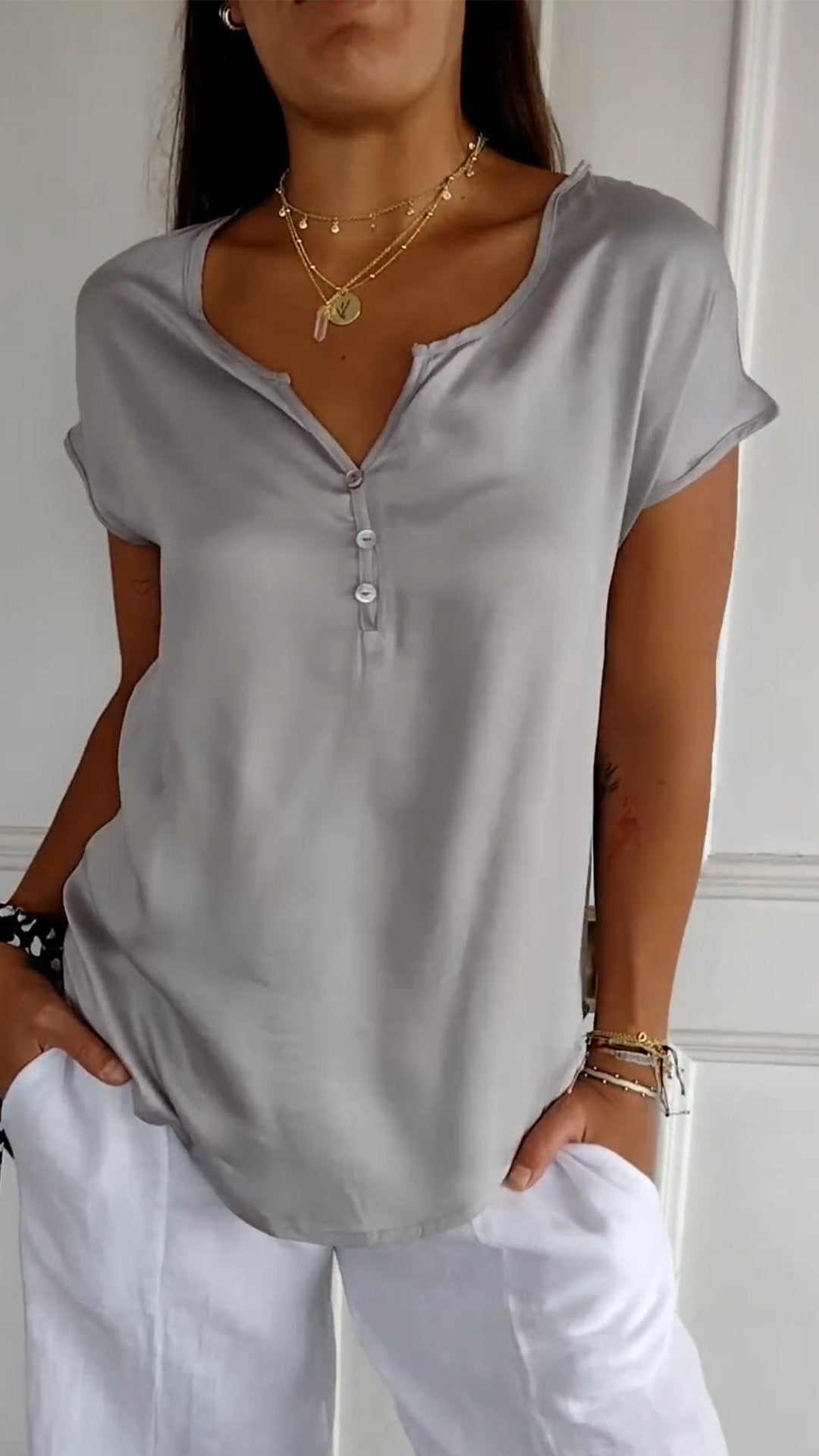 Marisa™ | T-shirt con scollo a V in eleganza casual